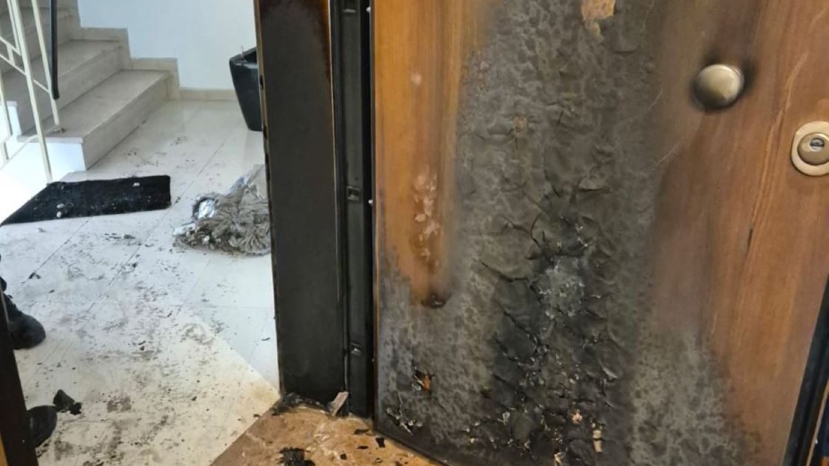 Επίθεση στο γραφείο του Χάρη Θεοχάρη