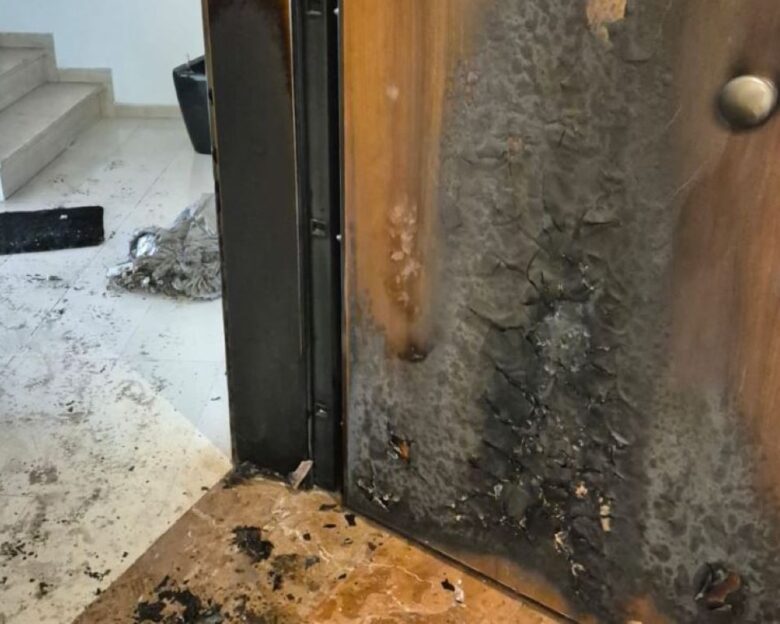 Χάρης Θεοχάρης για την επίθεση στο γραφείο του: Πράξη δειλίας και τυφλής βίας, η Δημοκρατία δεν τρομοκρατείται