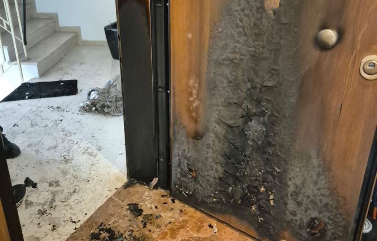 Επίθεση στο γραφείο του Χάρη Θεοχάρη