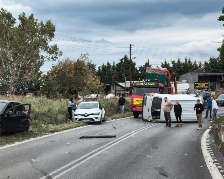 Θεσσαλονίκη: Βίντεο ντοκουμέντο από καραμπόλα 5 αυτοκινήτων – Οδηγός μπήκε στο αντίθετο ρεύμα και καρφώθηκε πάνω σε βανάκι