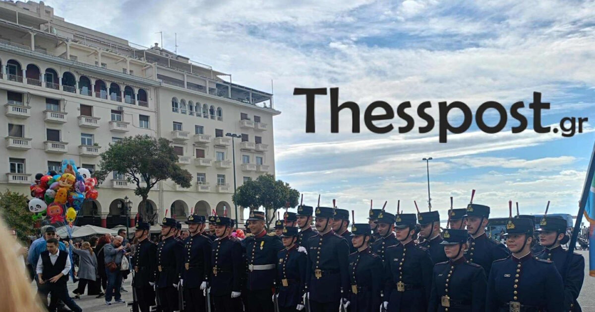 Thessaloniki: Impressive demonstration of weapon synchronization by students of the Officers’ School in Aristotelous Square