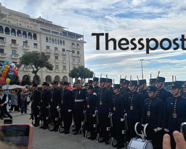Θεσσαλονίκη: Εντυπωσιακή επίδειξη συγχρονισμού όπλων από σπουδαστές της ΣΣΑΣ στην πλατεία Αριστοτέλους