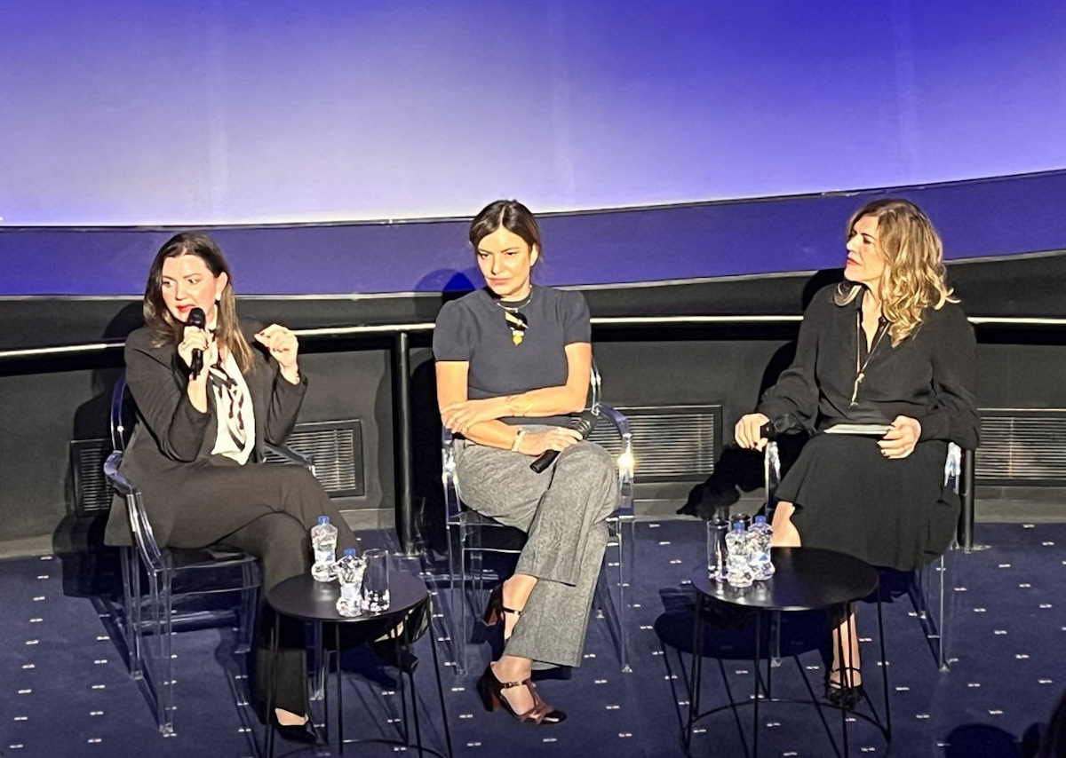 Από αριστερά, η πρόεδρος Εκτελεστικής Επιτροπής & αντιπρόεδρος ΔΣ ΣΕΒ Ράνια Αικατερινάρη, η CEO της TP Greece Charlotte Foucteau και η Executive Chair Fortune Greece Αναστασία Παρετζόγλου