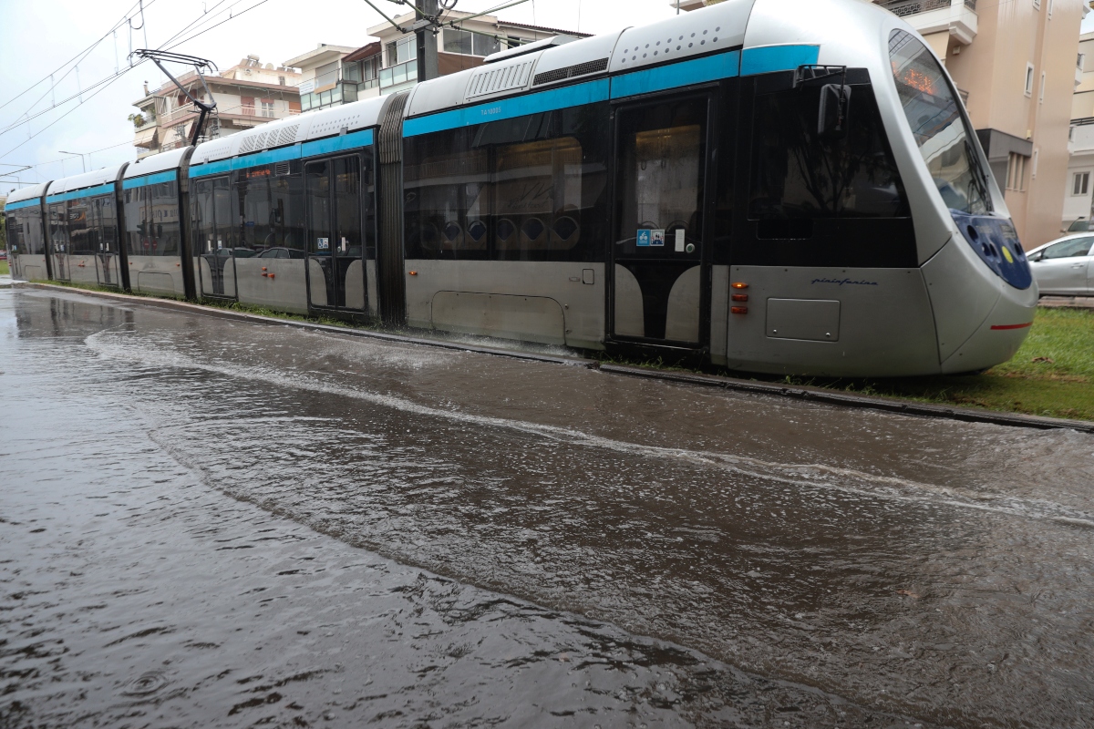 Βαγόνι τραμ μέσα στο νερό