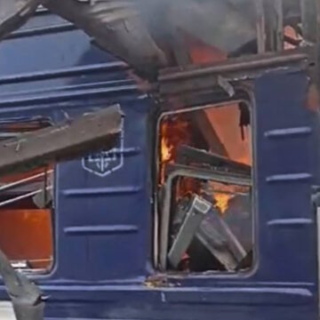 Ρώσοι χτύπησαν τρένο στην Ουκρανία