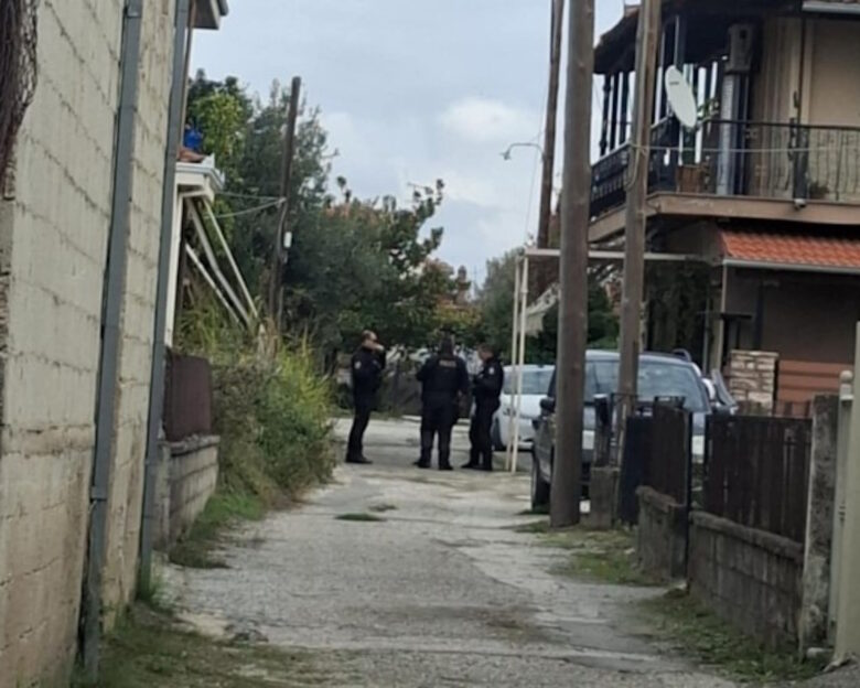 Τρίκαλα: Έπνιξε τη μητέρα του ενώ εκείνη έβλεπε τηλεόραση – Πριν τέσσερις ημέρες είχε επιστρέψει στο σπίτι ο 18χρονος