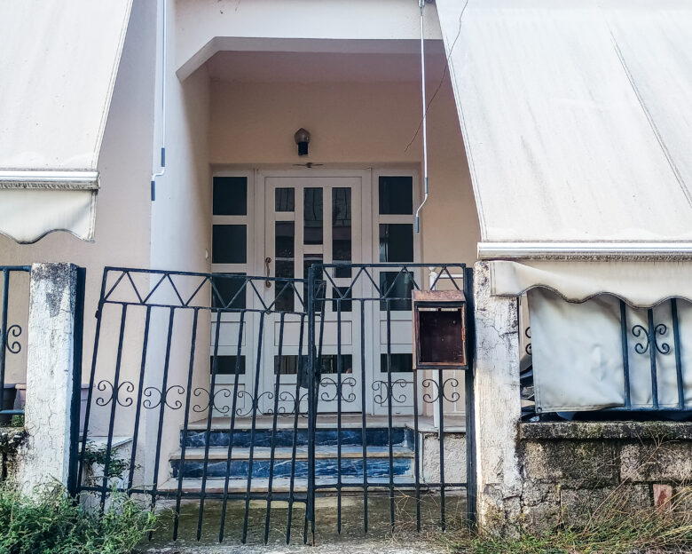Τρίκαλα: «Άφηνε τα παιδιά νηστικά και τους έκαψε τα ρούχα» λέει ο θείος του 18χρονου που σκότωσε τη μητέρα του