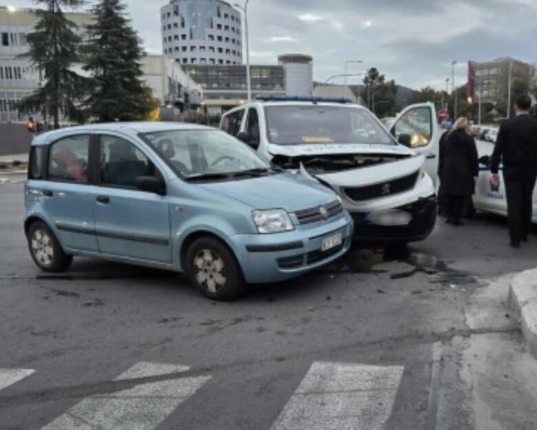 Τροχαίο στη Θεσσαλονίκη: Αυτοκίνητο συγκρούστηκε με ιδιωτικό ασθενοφόρο