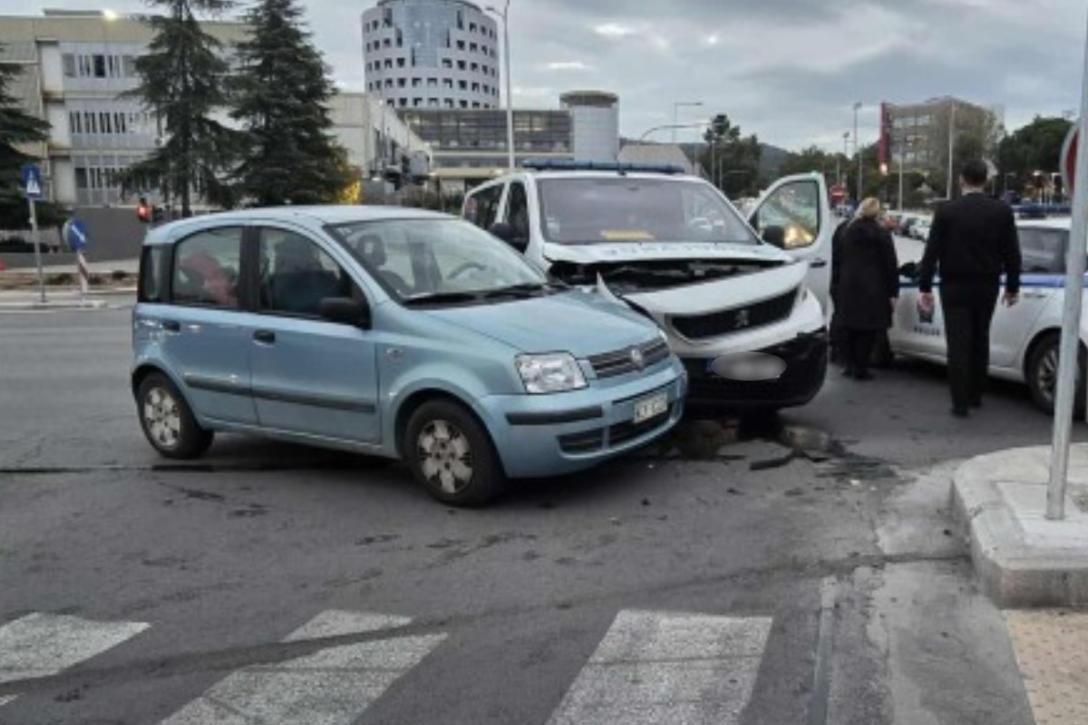Τροχαίο στη Θεσσαλονίκη: Αυτοκίνητο συγκρούστηκε με ιδιωτικό ασθενοφόρο