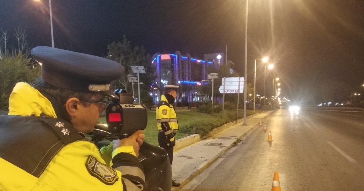 A young driver “stepped” on the Ymittos Regional Road and was arrested: He was driving 174 kilometers and without a license A young driver “stepped” on the Ymittos Regional Road and was arrested: He was driving 174 kilometers and without a license