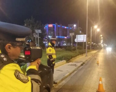 Άνδρες της Τροχαίας ελέγχουν ηλεκτρονικά την ταχύτητα των αυτοκινήτων