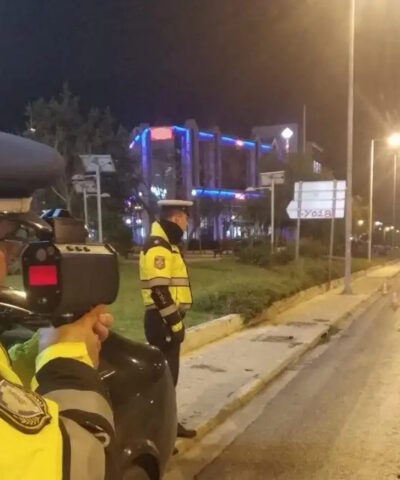 Άνδρες της Τροχαίας ελέγχουν ηλεκτρονικά την ταχύτητα των αυτοκινήτων