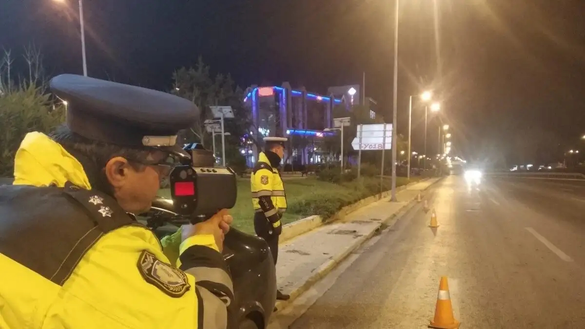 Άνδρες της Τροχαίας ελέγχουν ηλεκτρονικά την ταχύτητα των αυτοκινήτων