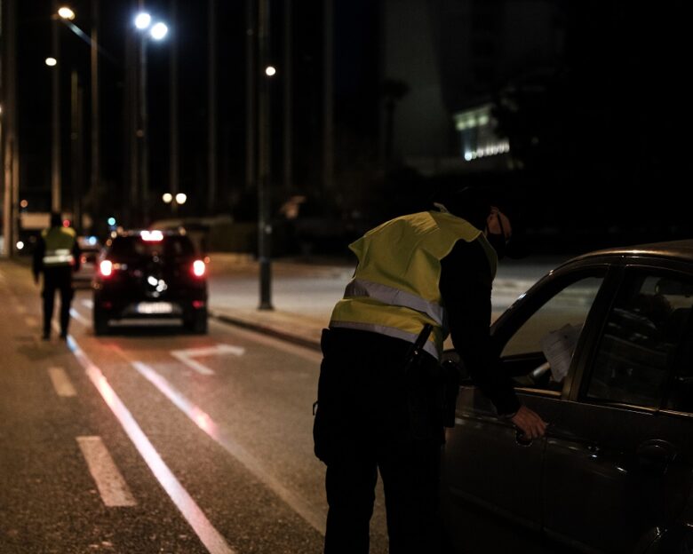 Μεθυσμένος οδηγός, χωρίς δίπλωμα χτύπησε 13 αυτοκίνητα στην οδό Φυλής