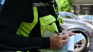 Τροχαία κόβει κλήση