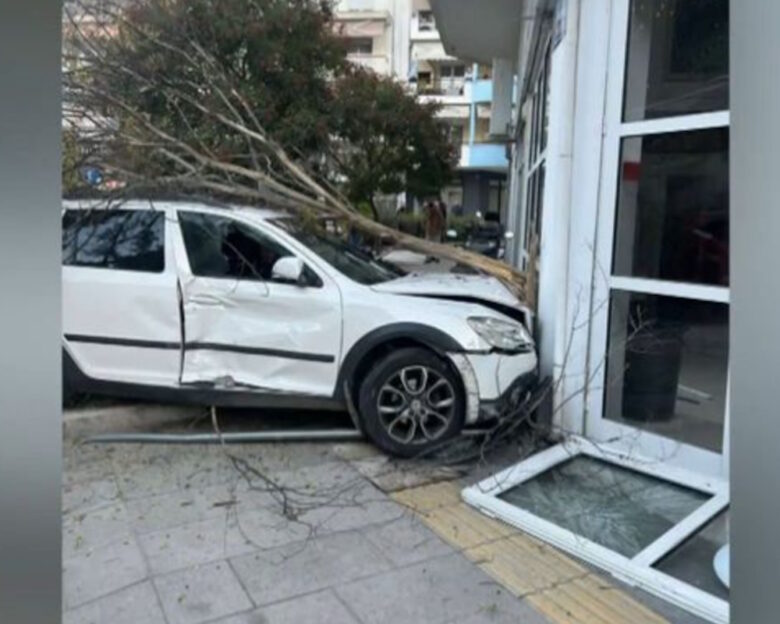 Σέρρες: Αυτοκίνητο συγκρούστηκε με σχολικό λεωφορείο και καρφώθηκε σε τζαμαρία συνεργείου