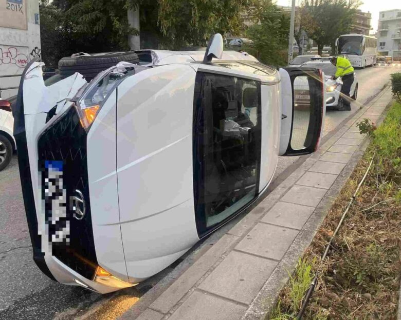 Τροχαίο στη Θεσσαλονίκη: Αυτοκίνητο έπεσε σε παρκαρισμένο όχημα και ανετράπη – Δείτε φωτογραφίες