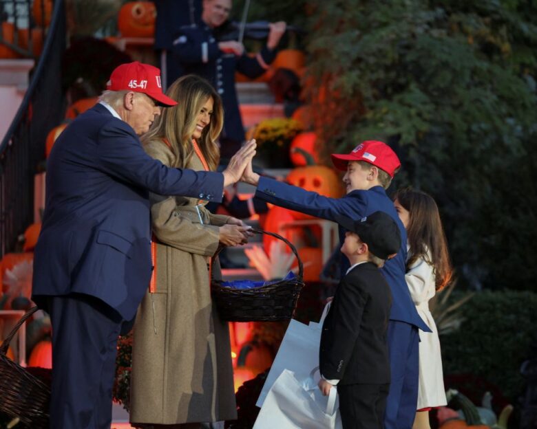 Σόου Τραμπ στον Λευκό Οίκο για το Halloween: Το high 5 με «μικρό σωσία του» και το viral αστείο που επανέλαβε μετά από 6 χρόνια