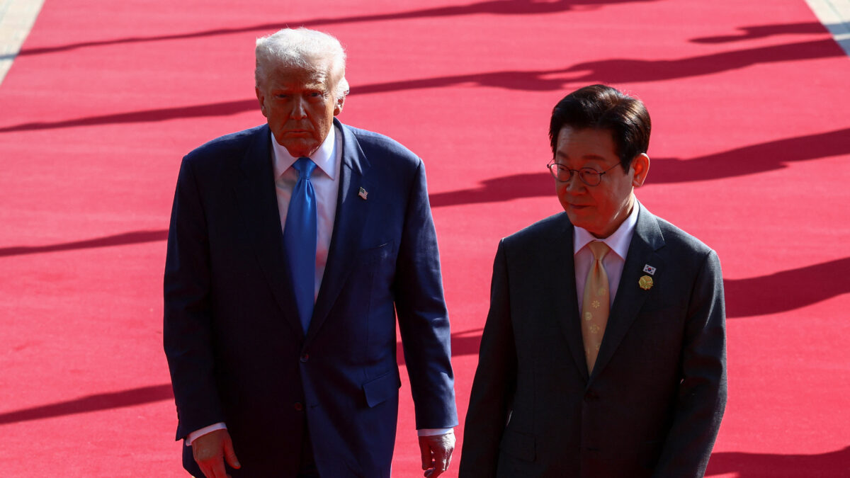 Ο πρόεδρος των ΗΠΑ Ντόναλντ Τραμπ με τον πρόεδρο της Νότιας Κορέας Λι Τζε Μιούνγκ στη σύνοδο κορυφής των ηγετών της Οικονομικής Συνεργασίας Ασίας - Ειρηνικού (APEC) στη Νότια Κορέα