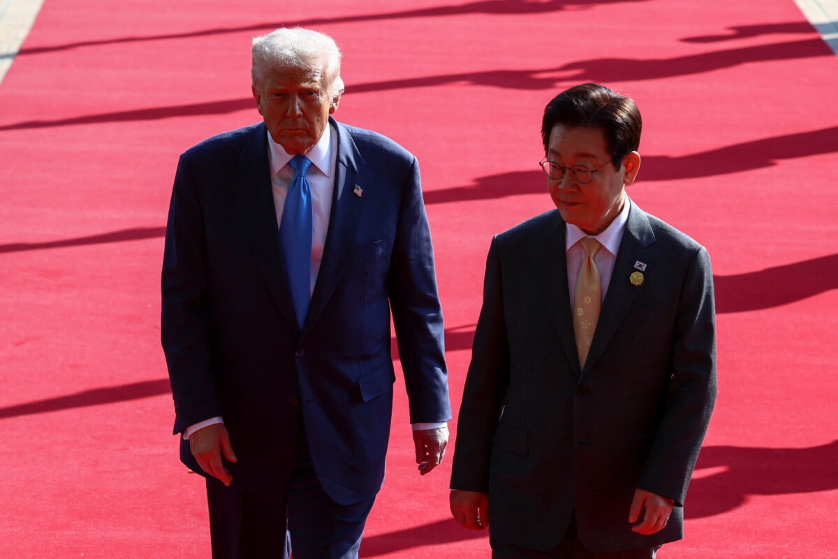 Ο πρόεδρος των ΗΠΑ Ντόναλντ Τραμπ με τον πρόεδρο της Νότιας Κορέας Λι Τζε Μιούνγκ στη σύνοδο κορυφής των ηγετών της Οικονομικής Συνεργασίας Ασίας - Ειρηνικού (APEC) στη Νότια Κορέα