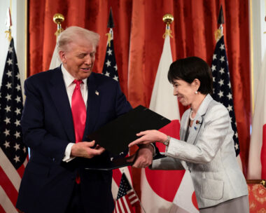 Ο Ντόναλντ Τραμπ με την πρωθυπουργό της Ιαπωνίας Σανάε Τακαΐτσι