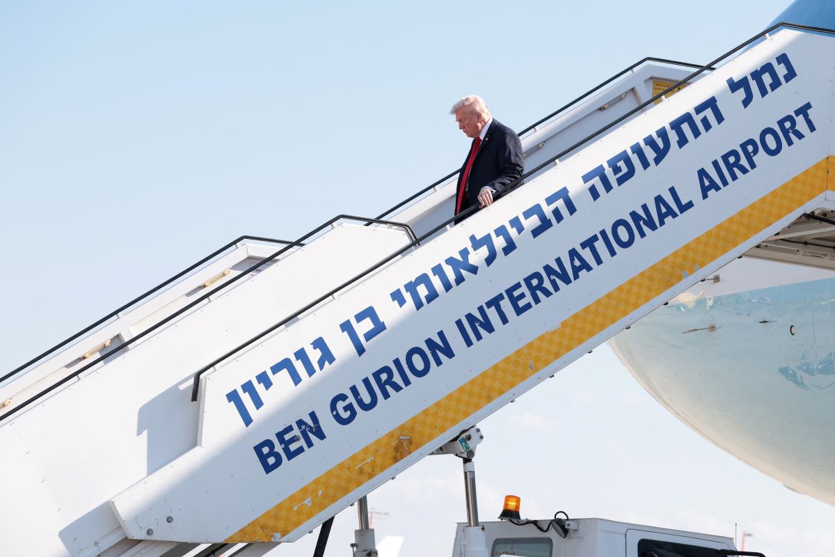 Ο Ντόναλντ Τραμπ κατεβαίνει από το Air Force One στο Ισραήλ / REUTERS/Evelyn Hockstein