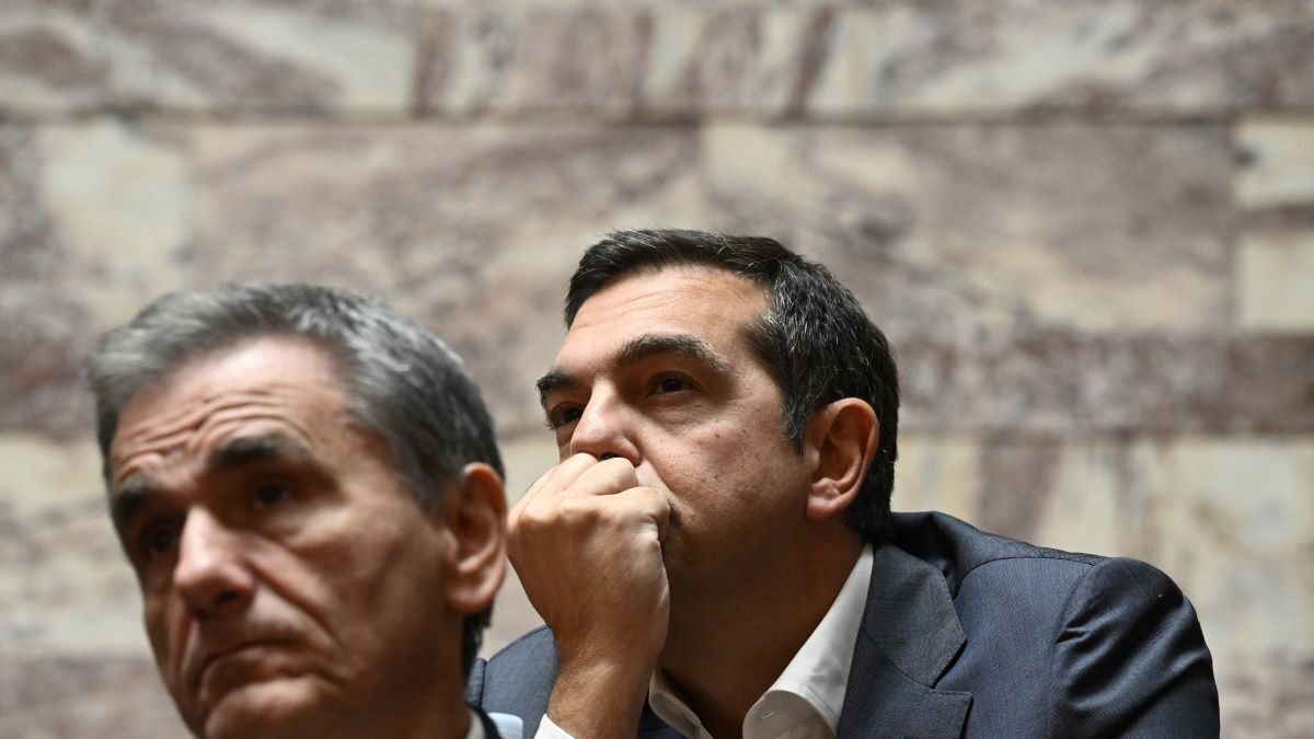 Ο Ευκλείδης Τσακαλώτος και ο Αλέξης Τσίπρας στη Βουλή