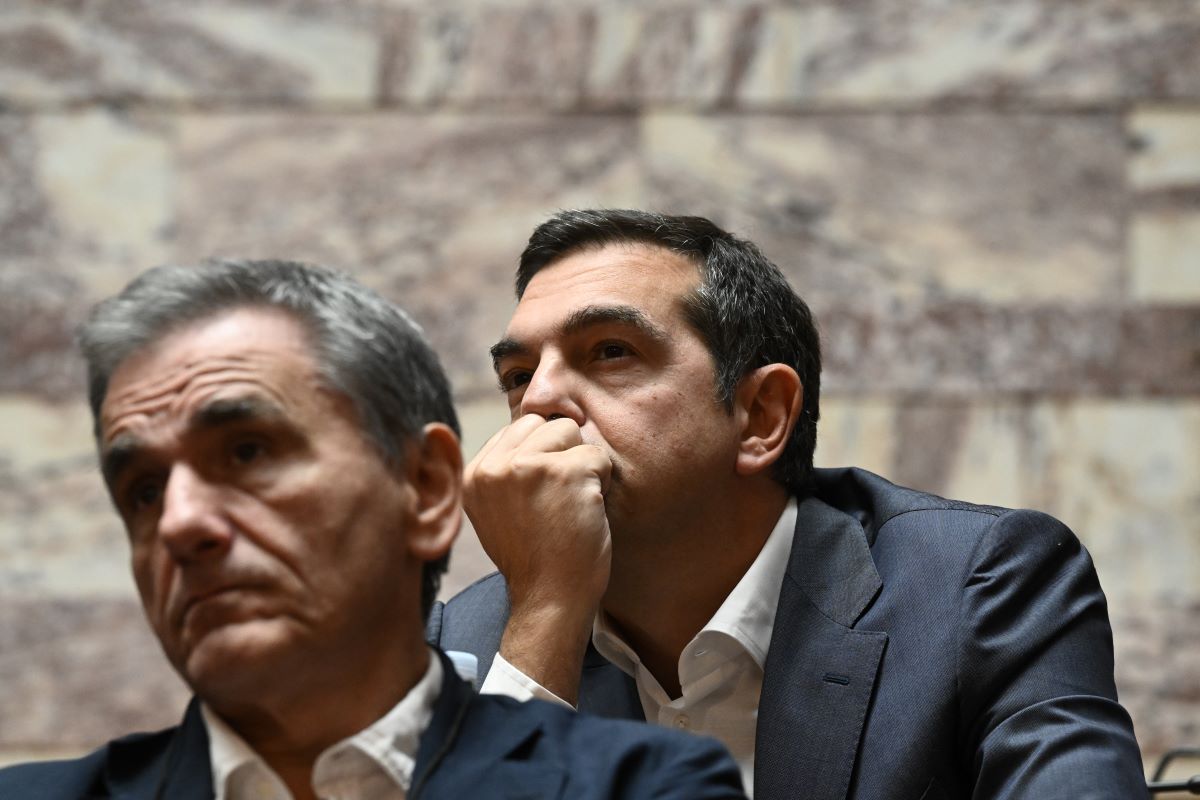 Ο Ευκλείδης Τσακαλώτος και ο Αλέξης Τσίπρας στη Βουλή