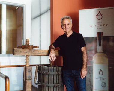 Τσίπουρο με Ψυχή: Το ταξίδι του Κώστα Τσιλιλή από τη Ράξα στα Μετέωρα και στο Δαμάσι