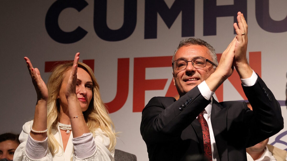 Ο νέος ηγέτης των Τουρκοκυπρίων, Tufan Erhurman και η σύζυγός του, Nilden Bektas Erhurman γιορτάζουν τη νίκη στις προεδρικές εκλογές στα Κατεχόμενα