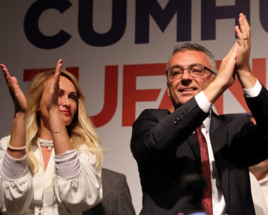 Ο νέος ηγέτης των Τουρκοκυπρίων, Tufan Erhurman και η σύζυγός του, Nilden Bektas Erhurman γιορτάζουν τη νίκη στις προεδρικές εκλογές στα Κατεχόμενα