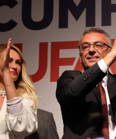 Ο νέος ηγέτης των Τουρκοκυπρίων, Tufan Erhurman και η σύζυγός του, Nilden Bektas Erhurman γιορτάζουν τη νίκη στις προεδρικές εκλογές στα Κατεχόμενα