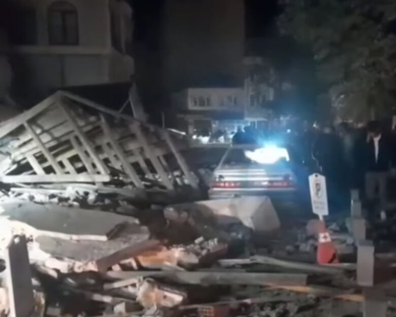 Τουρκία: Βίντεο από τη στιγμή του ισχυρού σεισμού των 6,1 Ριχτέρ – Κτίρια κατέρρευσαν και υπέστησαν σοβαρές ζημιές