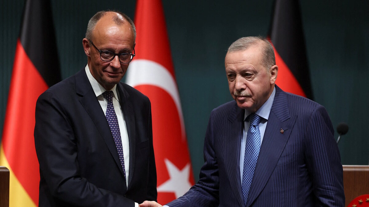 Ο Τούρκος πρόεδρος Ταγίπ Ερντογάν και ο Γερμανός καγκελάριος Φρίντριχ Μερτς ανταλλάσσουν χειραψία κατά τη διάρκεια συνέντευξης Τύπου στο Προεδρικό Μέγαρο στην Άγκυρα