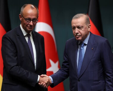 Ο Τούρκος πρόεδρος Ταγίπ Ερντογάν και ο Γερμανός καγκελάριος Φρίντριχ Μερτς ανταλλάσσουν χειραψία κατά τη διάρκεια συνέντευξης Τύπου στο Προεδρικό Μέγαρο στην Άγκυρα