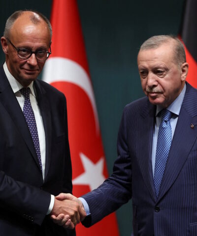 Ο Τούρκος πρόεδρος Ταγίπ Ερντογάν και ο Γερμανός καγκελάριος Φρίντριχ Μερτς ανταλλάσσουν χειραψία κατά τη διάρκεια συνέντευξης Τύπου στο Προεδρικό Μέγαρο στην Άγκυρα