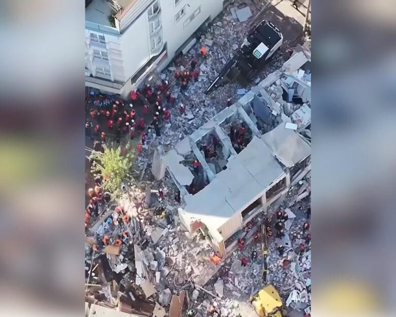 Κωνσταντινούπολη: Νεκρά 2 αδέλφια, ζωντανή κάτω από τα συντρίμμια η 18χρονη αδελφή τους – Συνεχίζονται οι έρευνες για τον πατέρα και την μητέρα