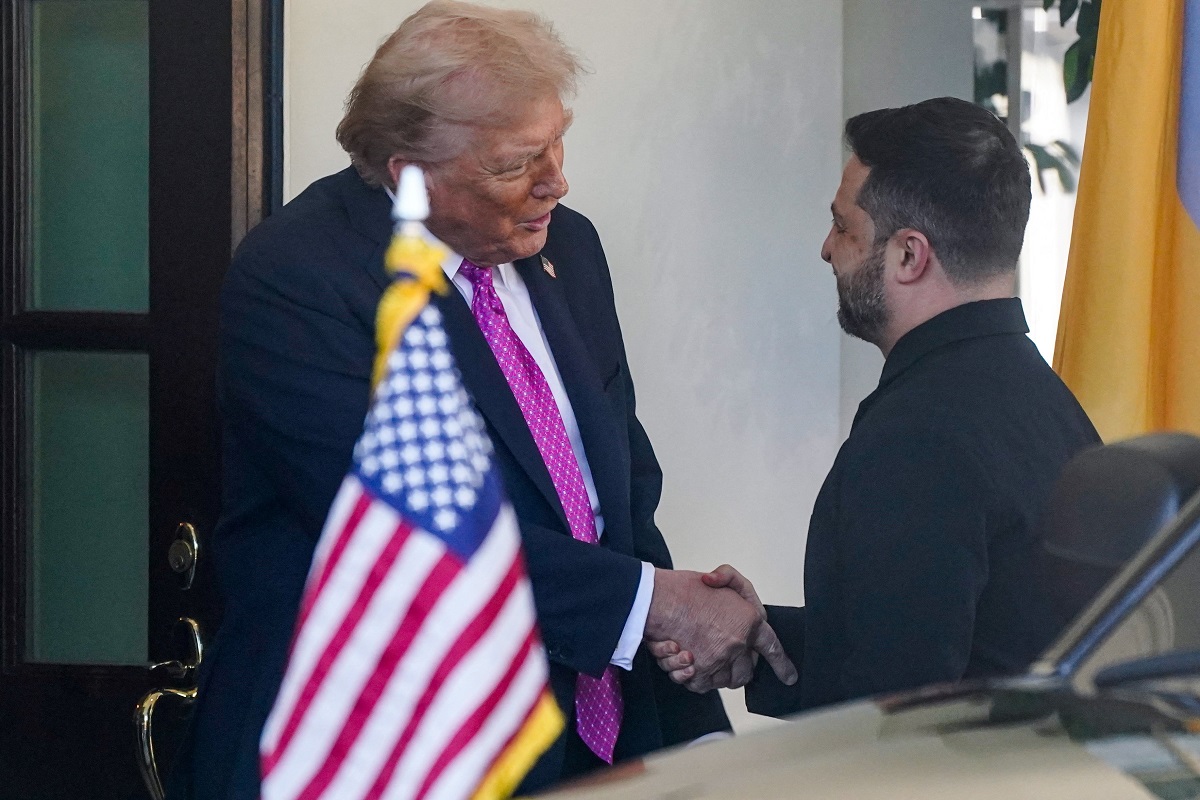 U.S. President Donald Trump welcomes Ukraine's President Volodymyr Zelenskiy at the White House in Washington, D.C., U.S., October 17, 2025. REUTERS/Nathan Howard