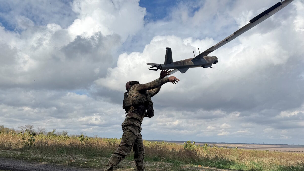Ουκρανός στρατιώτης εκτοξεύει drone