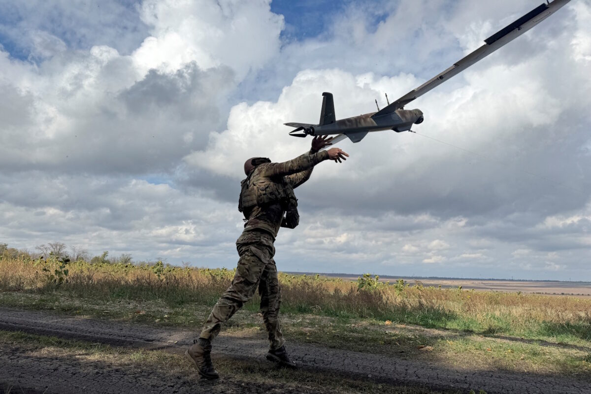 Ουκρανός στρατιώτης εκτοξεύει drone