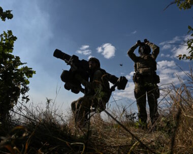 Ουκρανοί στρατιώτες με πυραυλικό σύστημα αεράμυνας στο πεδίο μάχης