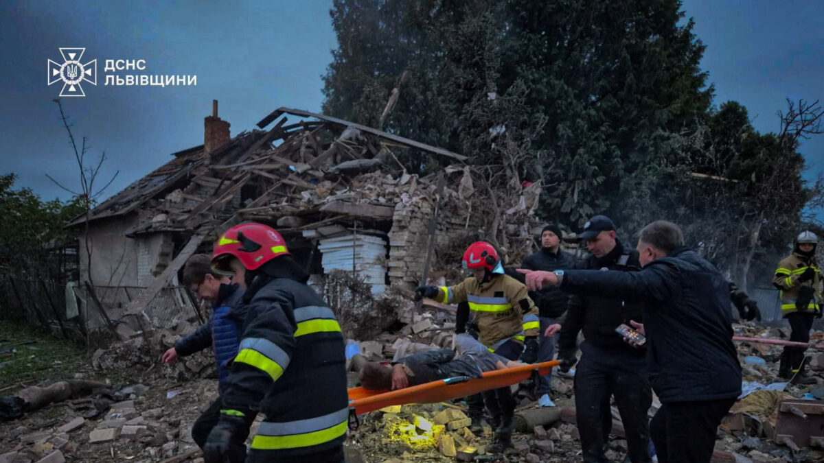 Διασώστες μεταφέρουν τραυματία