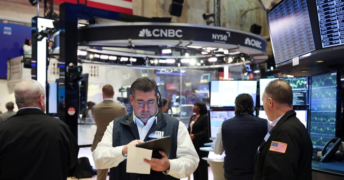 Wall Street: The S&P 500 closes red during unstable session as Trump is hitting China again