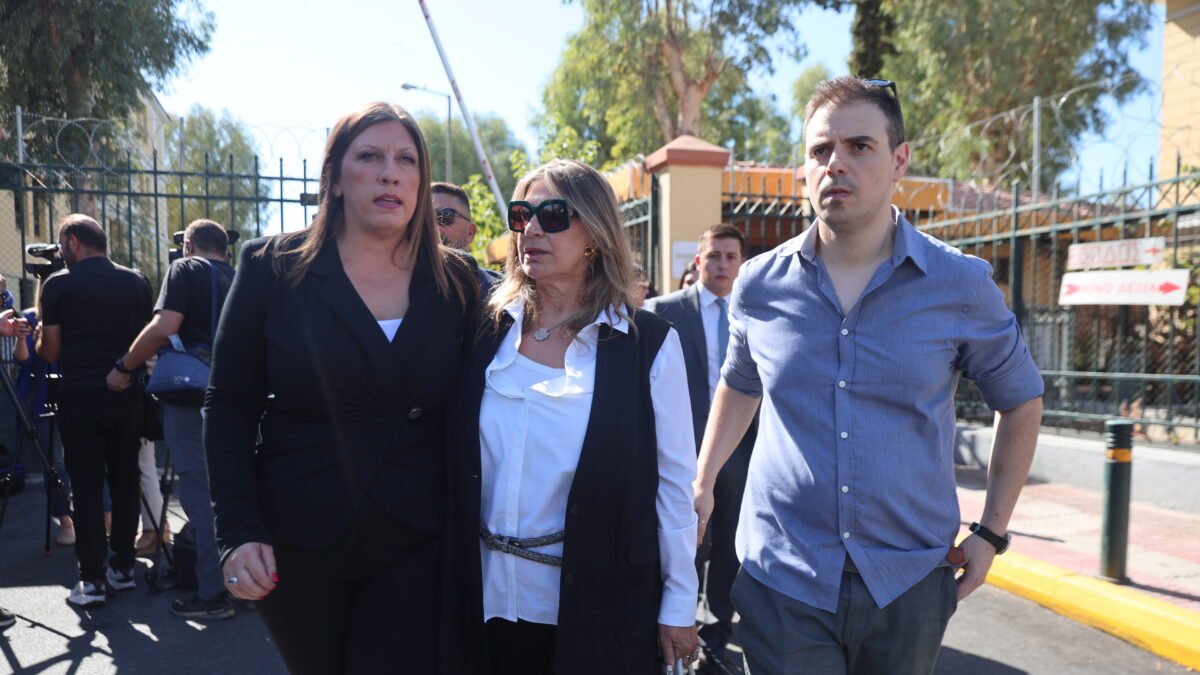 H Ζωή Κωνσταντοπούλου, η Μίνα Βαλυράκη και ο γιος της