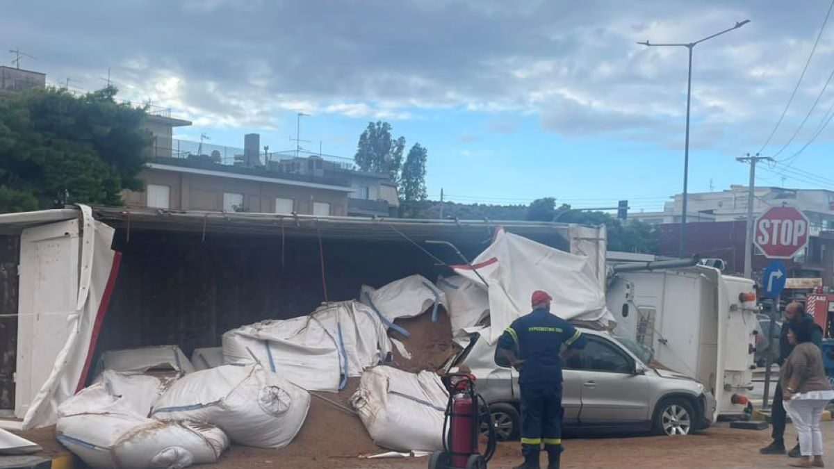 Νταλίκα ανετράπη πάνω σε αυτοκίνητο στη Βάρη