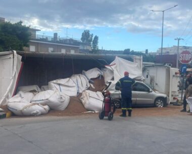 Νταλίκα ανετράπη πάνω σε αυτοκίνητο στη Βάρη