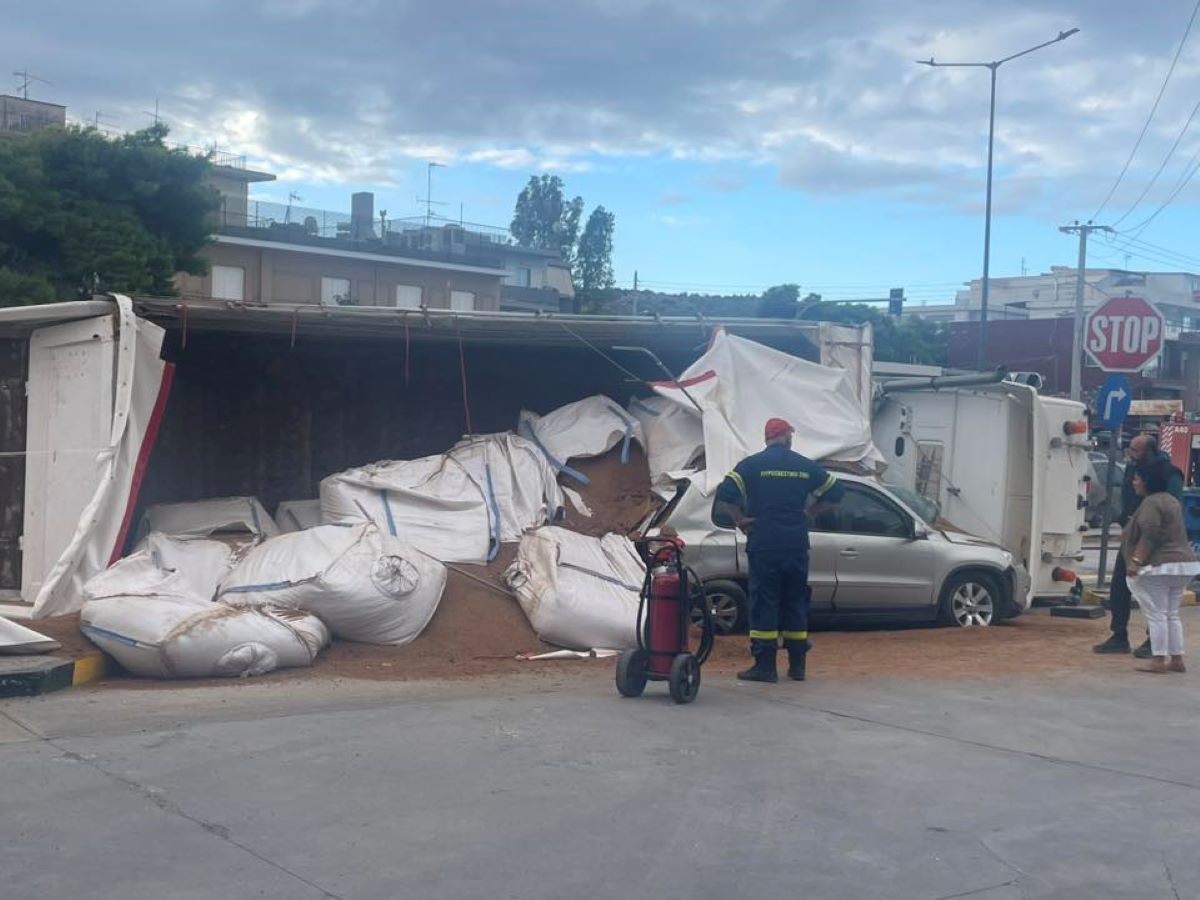 Νταλίκα ανετράπη πάνω σε αυτοκίνητο στη Βάρη