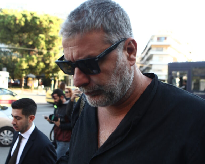 Βασίλης Μπισμπίκης: Διακόπηκε η δίκη του ηθοποιού – Ζητούν να καταθέσει ο αστυνομικός με τον οποίο είχε επικοινωνήσει η συνεργάτιδά του