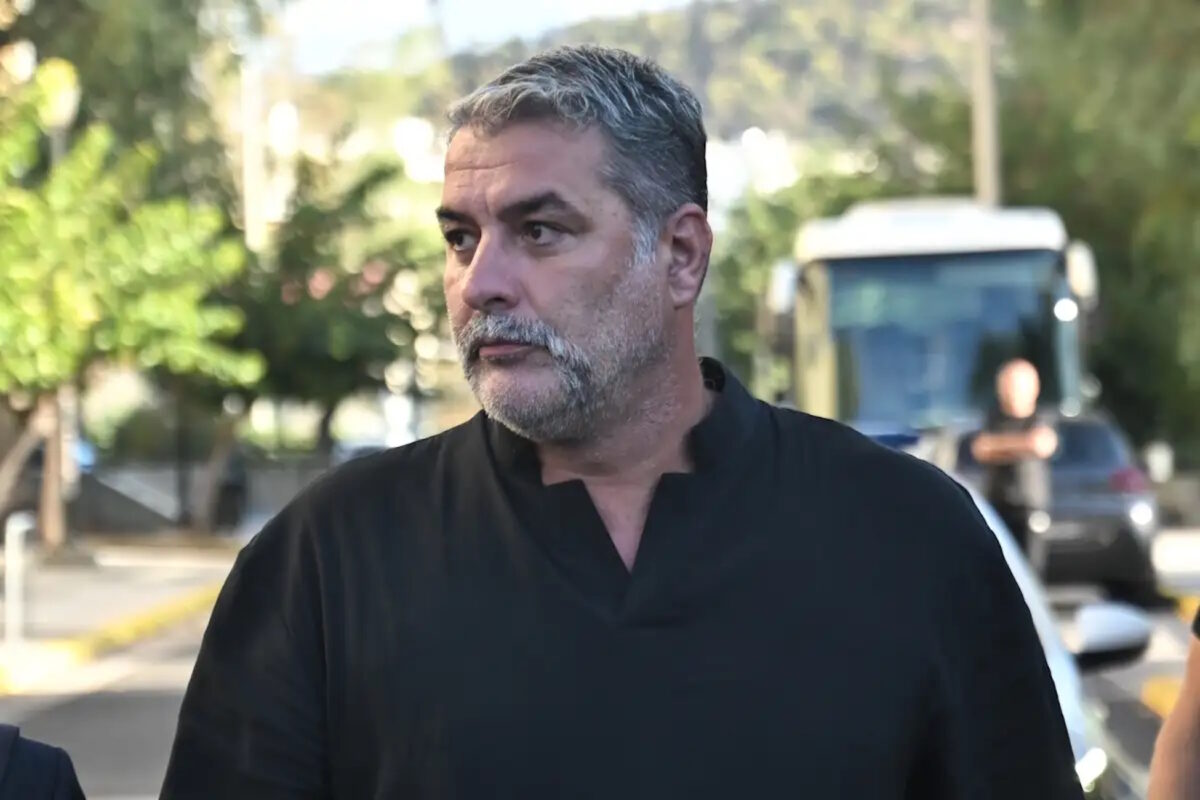 Ο Βασίλης Μπισμπίκης στο αυτόφωρο