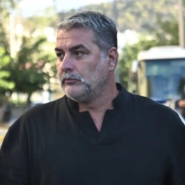 Ο Βασίλης Μπισμπίκης στο αυτόφωρο